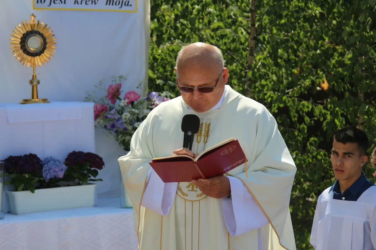 Z parafią pw. Opatrzności Bożej przez ulice Ostrowi Mazowieckiej. Uroczysta procesja Bożego Ciała (zdjęcia)
