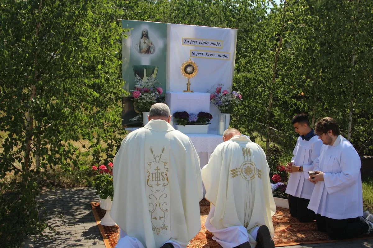 Z parafią pw. Opatrzności Bożej przez ulice Ostrowi Mazowieckiej. Uroczysta procesja Bożego Ciała (zdjęcia)