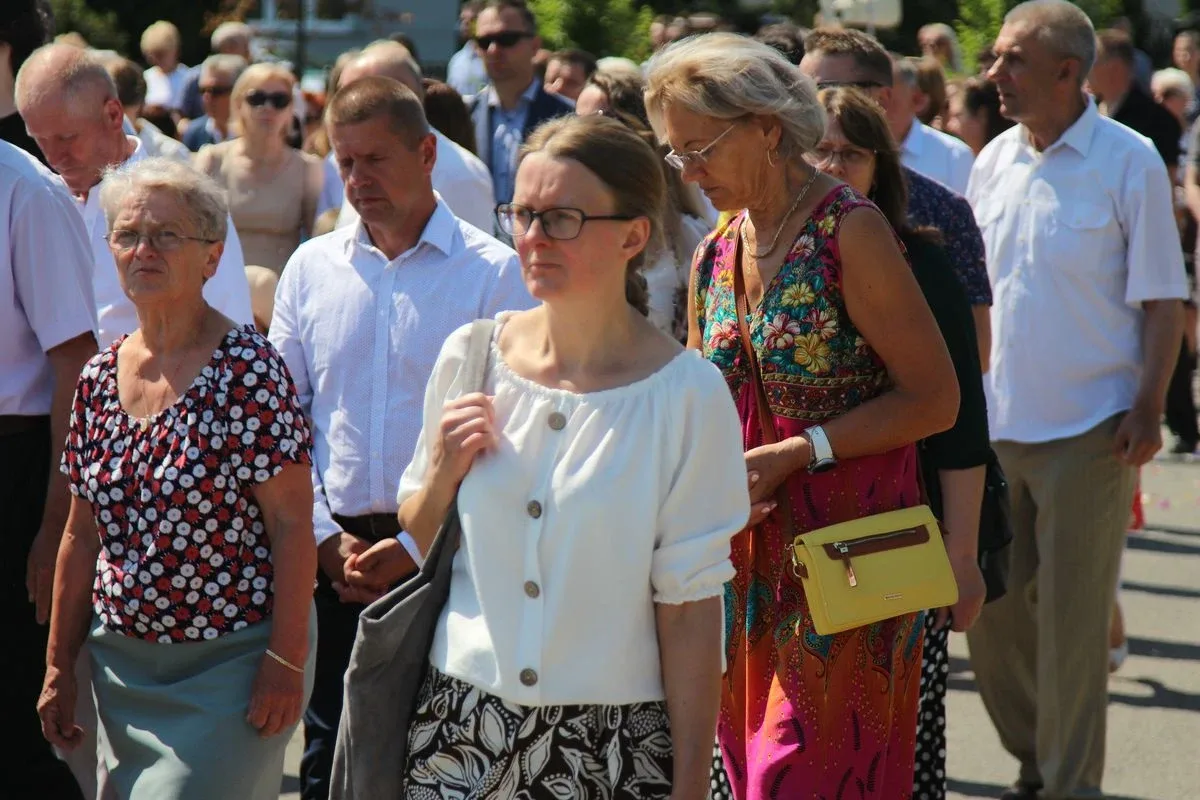 Z parafią pw. Opatrzności Bożej przez ulice Ostrowi Mazowieckiej. Uroczysta procesja Bożego Ciała (zdjęcia)