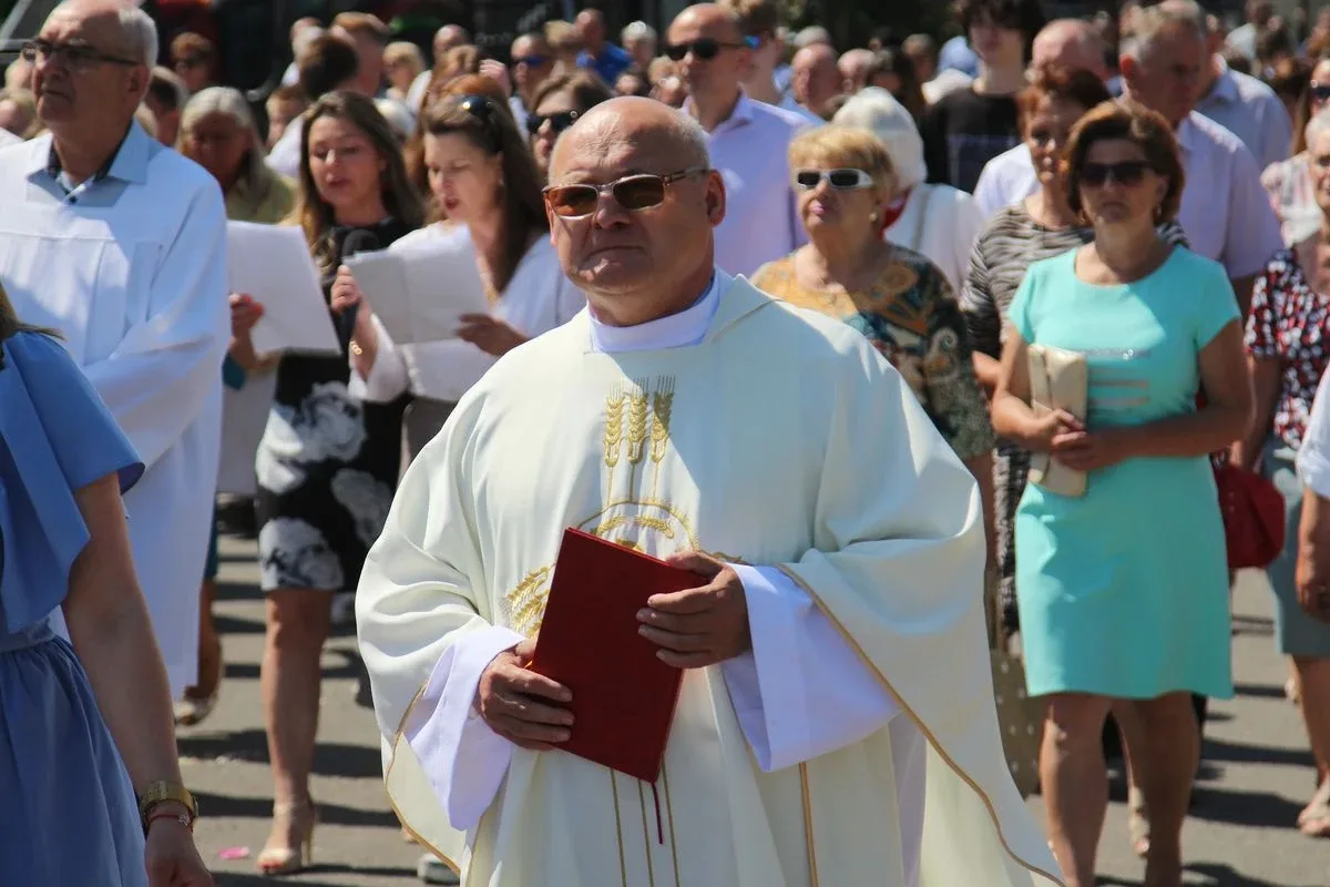 Z parafią pw. Opatrzności Bożej przez ulice Ostrowi Mazowieckiej. Uroczysta procesja Bożego Ciała (zdjęcia)