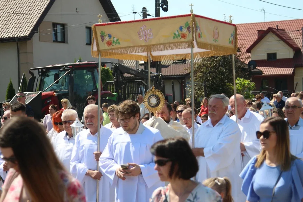 Z parafią pw. Opatrzności Bożej przez ulice Ostrowi Mazowieckiej. Uroczysta procesja Bożego Ciała (zdjęcia)