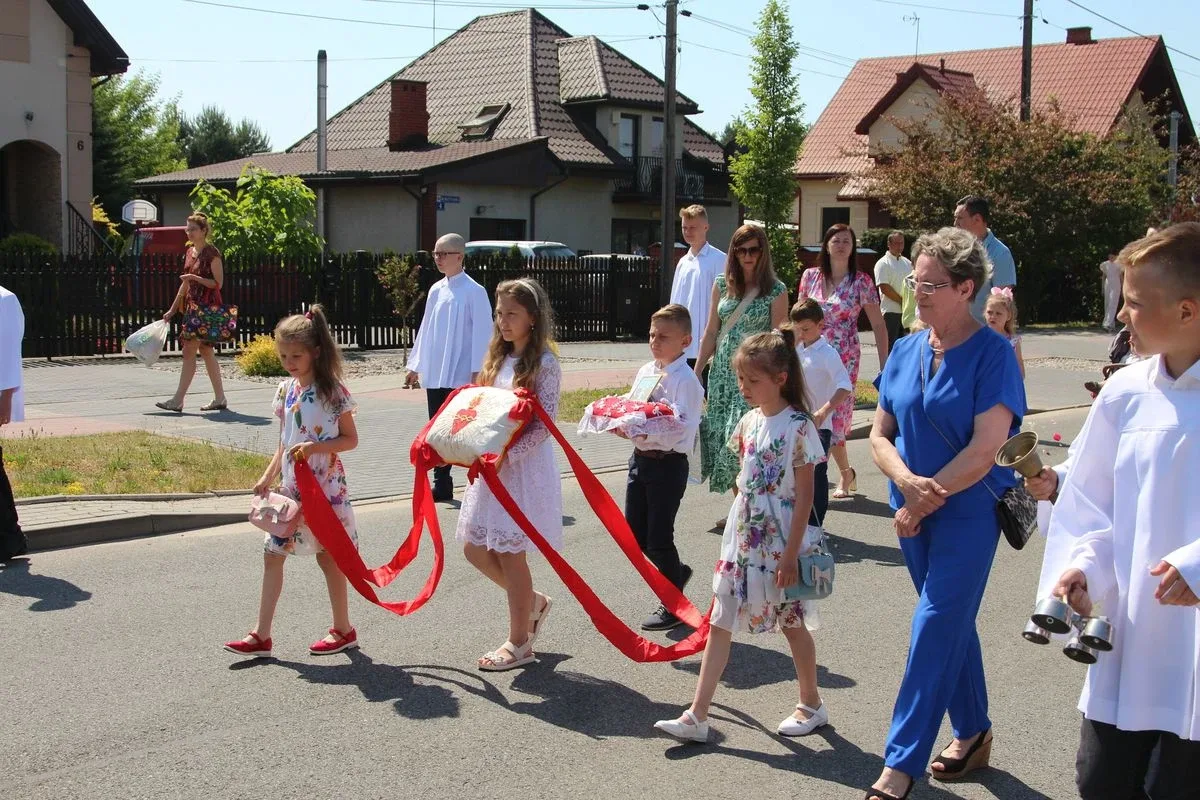 Z parafią pw. Opatrzności Bożej przez ulice Ostrowi Mazowieckiej. Uroczysta procesja Bożego Ciała (zdjęcia)