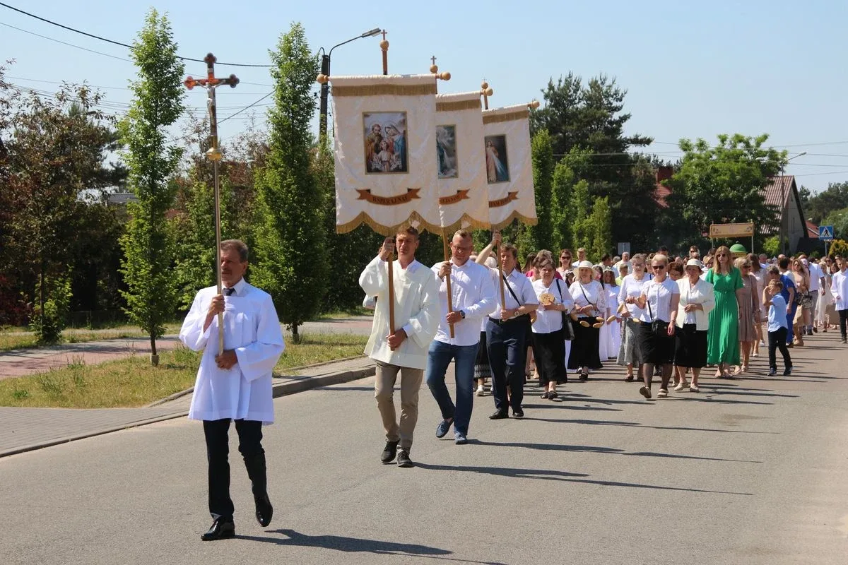 Z parafią pw. Opatrzności Bożej przez ulice Ostrowi Mazowieckiej. Uroczysta procesja Bożego Ciała (zdjęcia)