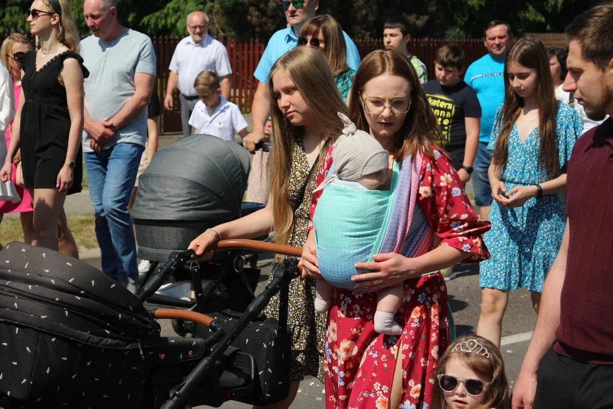 Z parafią pw. Opatrzności Bożej przez ulice Ostrowi Mazowieckiej. Uroczysta procesja Bożego Ciała (zdjęcia)