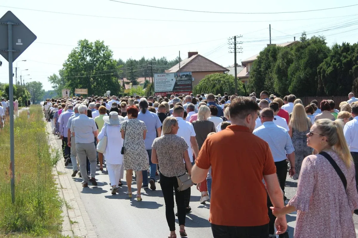 Z parafią pw. Opatrzności Bożej przez ulice Ostrowi Mazowieckiej. Uroczysta procesja Bożego Ciała (zdjęcia)