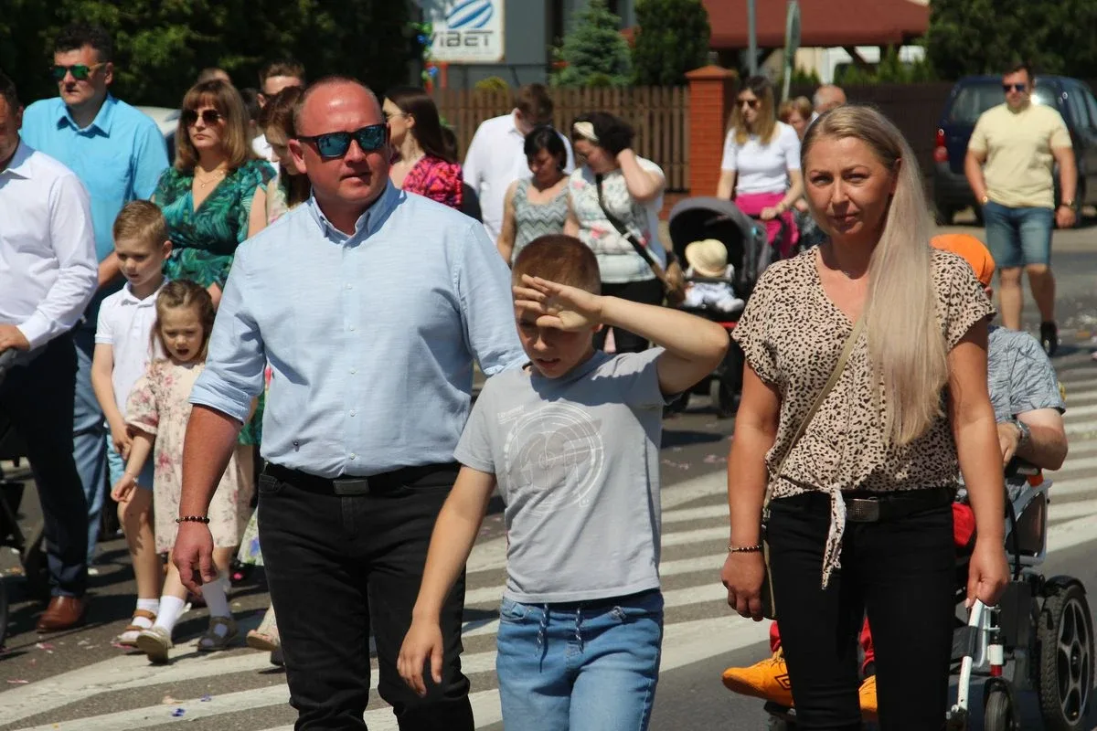 Z parafią pw. Opatrzności Bożej przez ulice Ostrowi Mazowieckiej. Uroczysta procesja Bożego Ciała (zdjęcia)