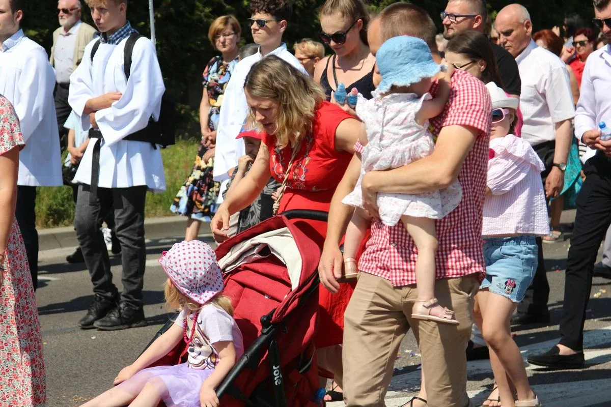 Z parafią pw. Opatrzności Bożej przez ulice Ostrowi Mazowieckiej. Uroczysta procesja Bożego Ciała (zdjęcia)