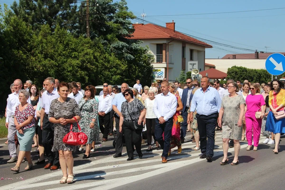 Z parafią pw. Opatrzności Bożej przez ulice Ostrowi Mazowieckiej. Uroczysta procesja Bożego Ciała (zdjęcia)