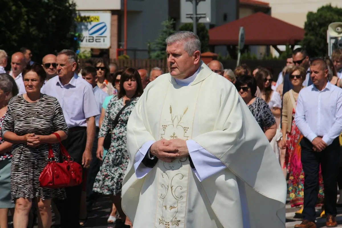 Z parafią pw. Opatrzności Bożej przez ulice Ostrowi Mazowieckiej. Uroczysta procesja Bożego Ciała (zdjęcia)