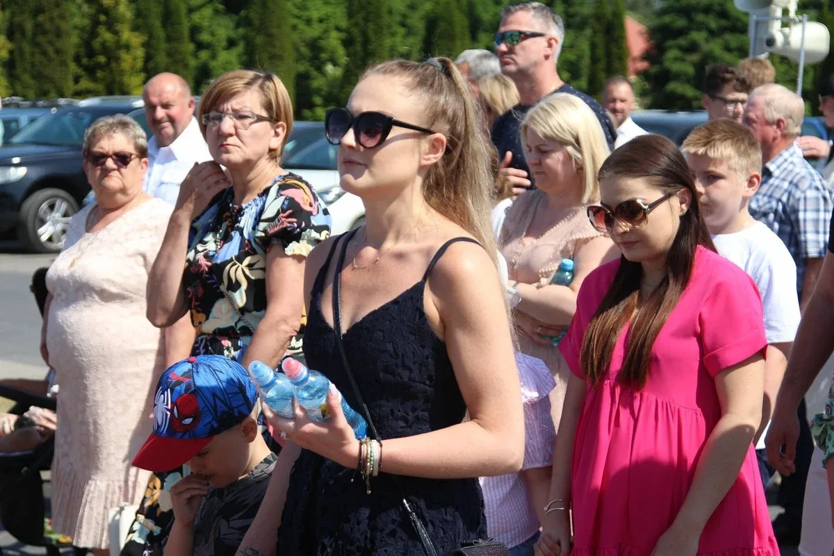 Z parafią pw. Opatrzności Bożej przez ulice Ostrowi Mazowieckiej. Uroczysta procesja Bożego Ciała (zdjęcia)