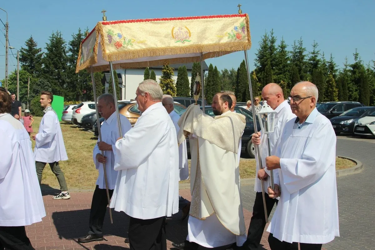 Z parafią pw. Opatrzności Bożej przez ulice Ostrowi Mazowieckiej. Uroczysta procesja Bożego Ciała (zdjęcia)