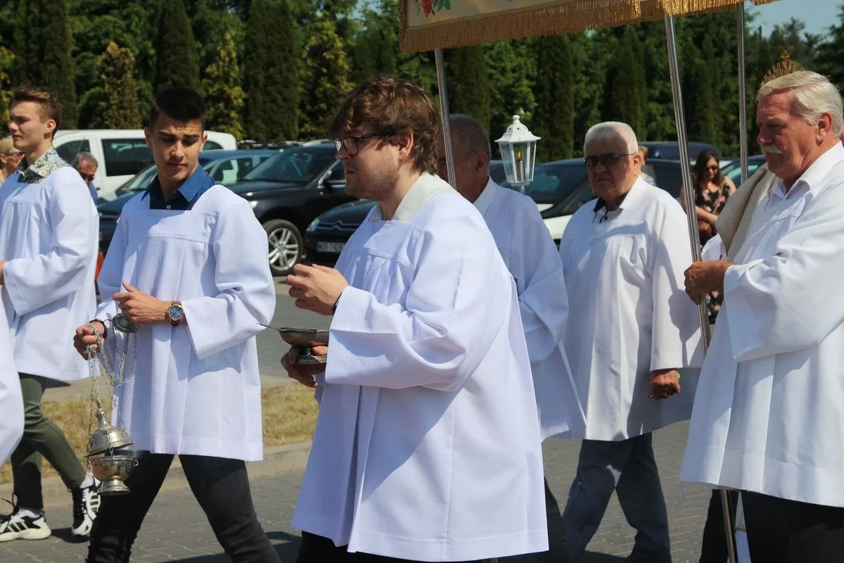 Z parafią pw. Opatrzności Bożej przez ulice Ostrowi Mazowieckiej. Uroczysta procesja Bożego Ciała (zdjęcia)