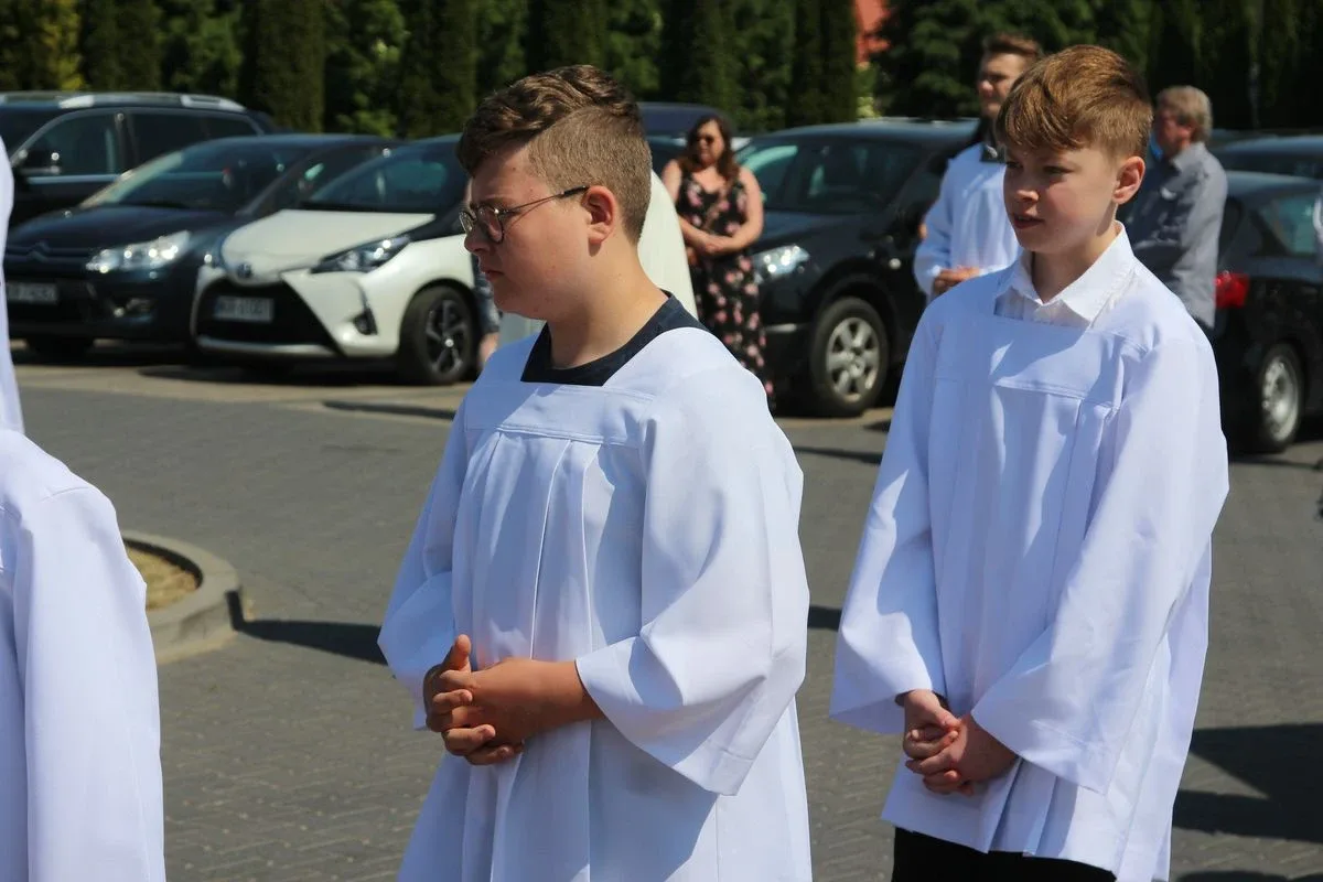 Z parafią pw. Opatrzności Bożej przez ulice Ostrowi Mazowieckiej. Uroczysta procesja Bożego Ciała (zdjęcia)
