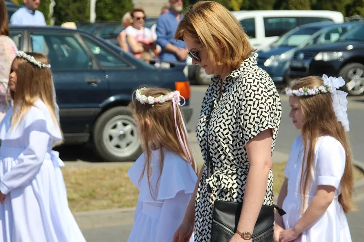 Z parafią pw. Opatrzności Bożej przez ulice Ostrowi Mazowieckiej. Uroczysta procesja Bożego Ciała (zdjęcia)