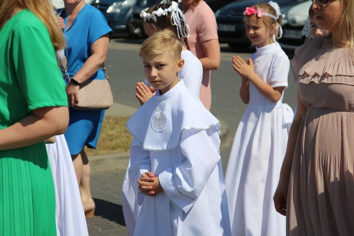 Z parafią pw. Opatrzności Bożej przez ulice Ostrowi Mazowieckiej. Uroczysta procesja Bożego Ciała (zdjęcia)