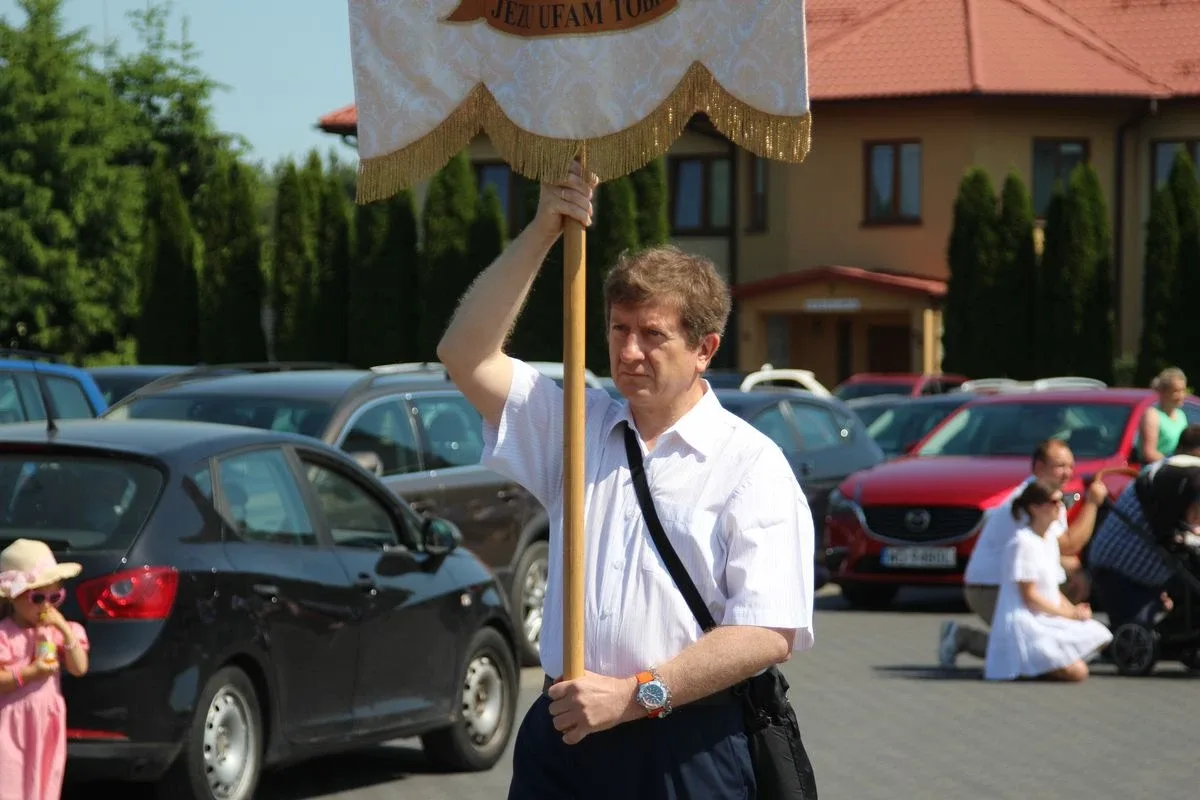 Z parafią pw. Opatrzności Bożej przez ulice Ostrowi Mazowieckiej. Uroczysta procesja Bożego Ciała (zdjęcia)