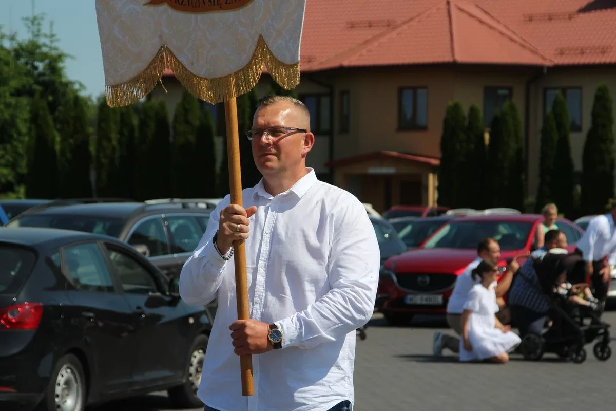 Z parafią pw. Opatrzności Bożej przez ulice Ostrowi Mazowieckiej. Uroczysta procesja Bożego Ciała (zdjęcia)