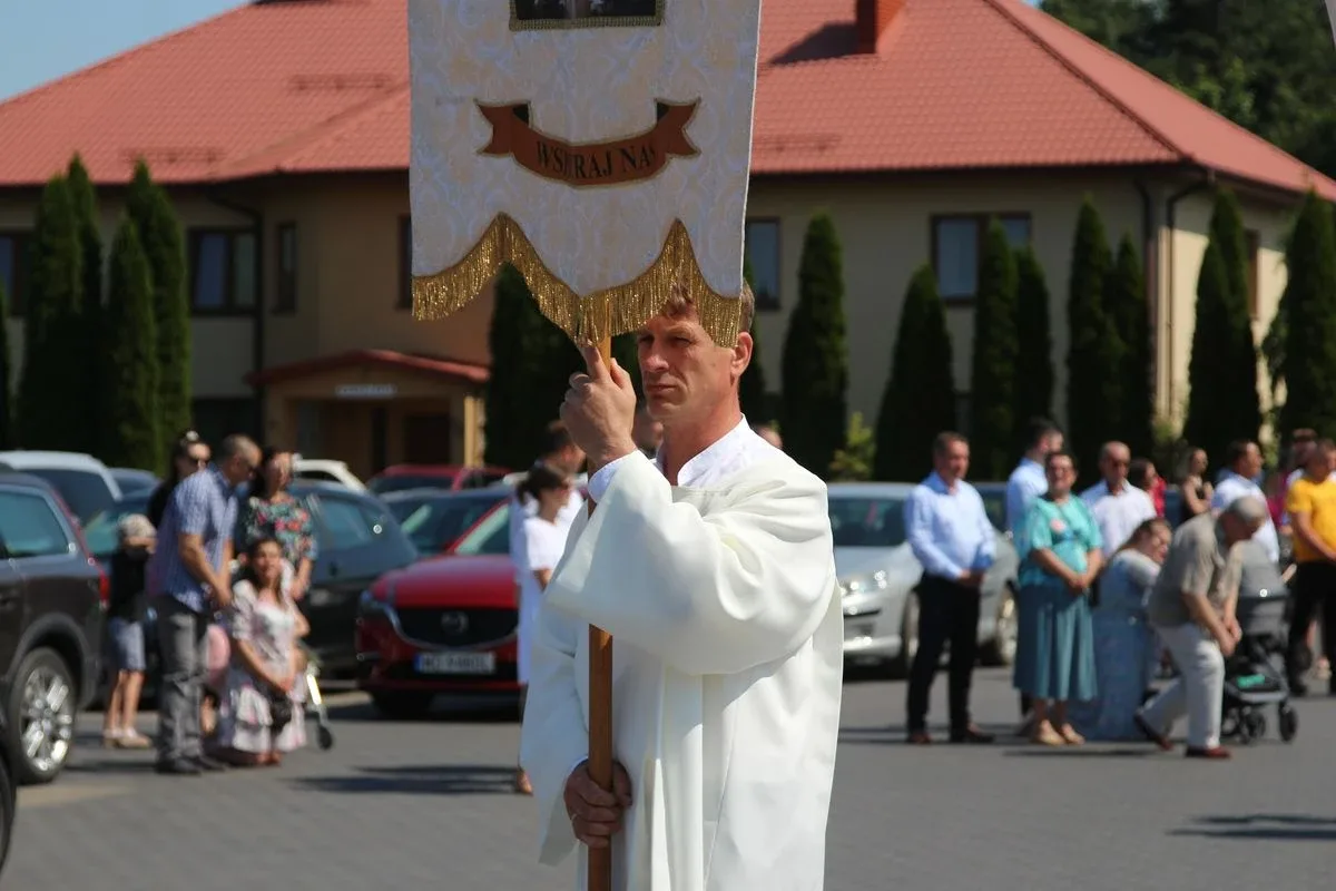 Z parafią pw. Opatrzności Bożej przez ulice Ostrowi Mazowieckiej. Uroczysta procesja Bożego Ciała (zdjęcia)