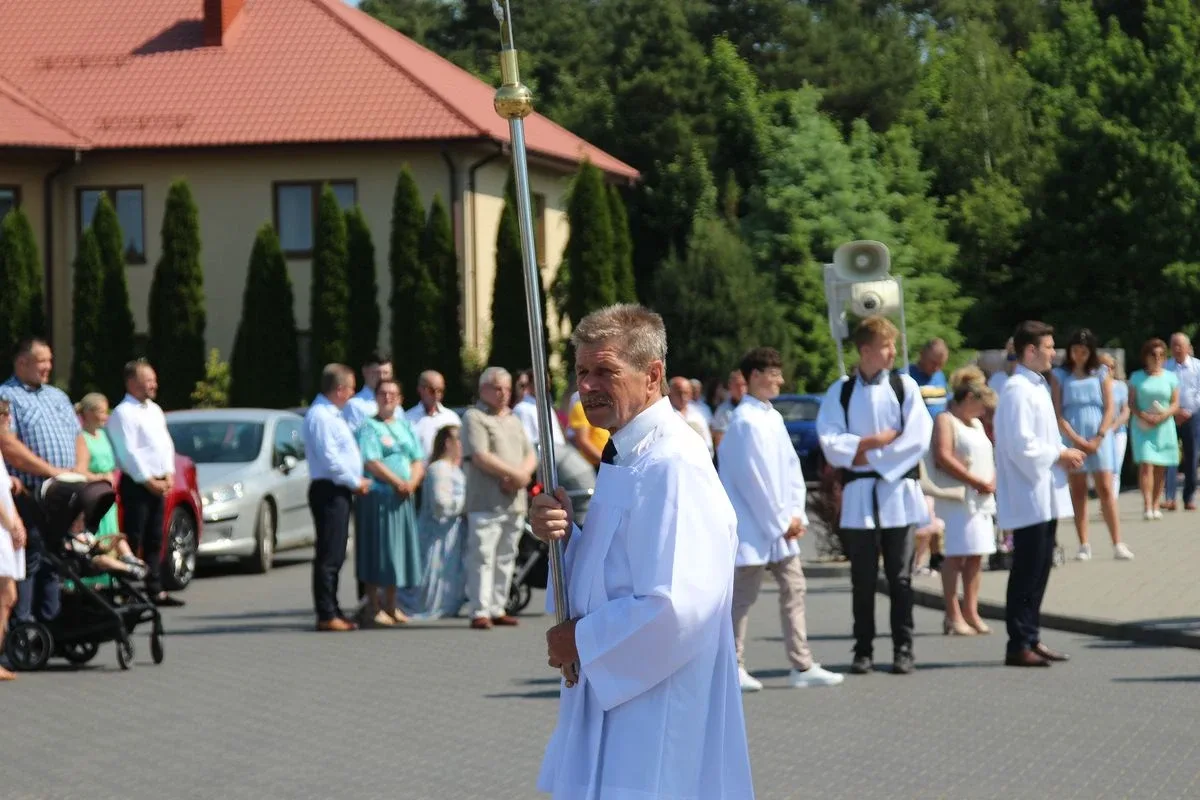 Z parafią pw. Opatrzności Bożej przez ulice Ostrowi Mazowieckiej. Uroczysta procesja Bożego Ciała (zdjęcia)