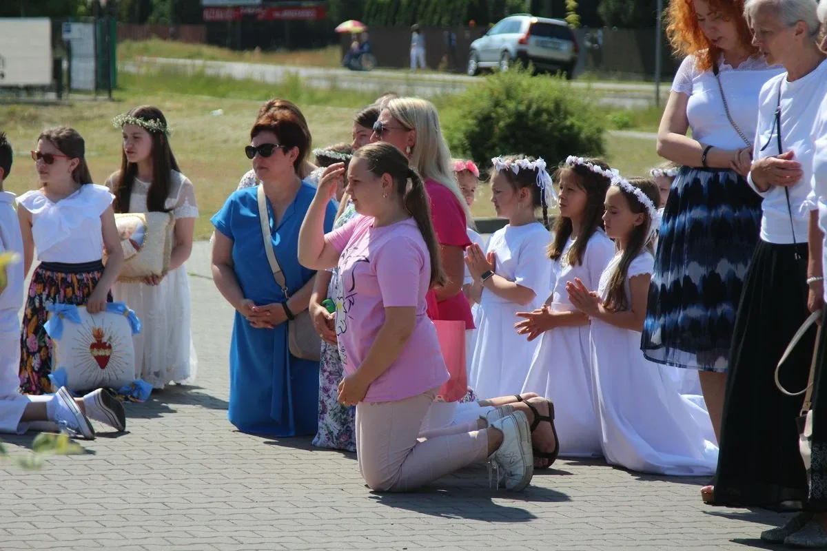 Z parafią pw. Opatrzności Bożej przez ulice Ostrowi Mazowieckiej. Uroczysta procesja Bożego Ciała (zdjęcia)