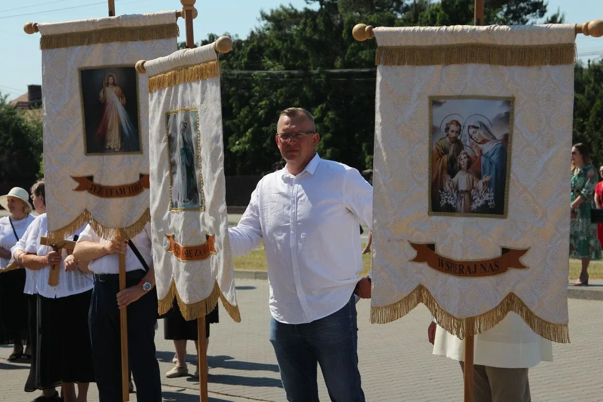 Z parafią pw. Opatrzności Bożej przez ulice Ostrowi Mazowieckiej. Uroczysta procesja Bożego Ciała (zdjęcia)