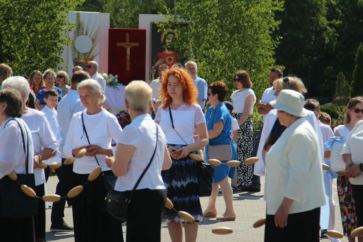 Z parafią pw. Opatrzności Bożej przez ulice Ostrowi Mazowieckiej. Uroczysta procesja Bożego Ciała (zdjęcia)