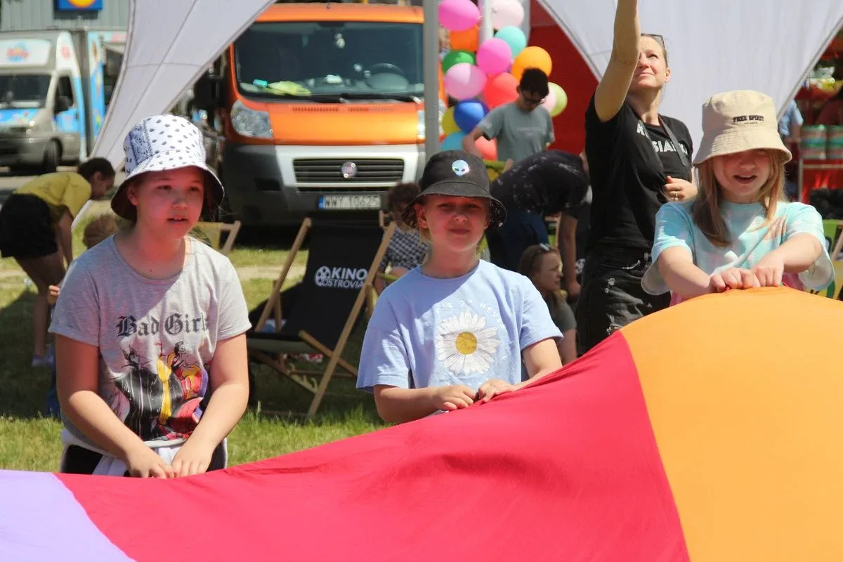 Kino pod chmurką i moc atrakcji - Dzień Dziecka z przytupem w Ostrowi Mazowieckiej (zdjęcia)