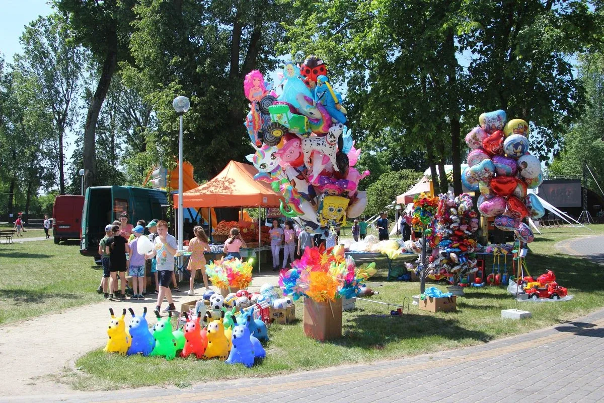 Kino pod chmurką i moc atrakcji - Dzień Dziecka z przytupem w Ostrowi Mazowieckiej (zdjęcia)