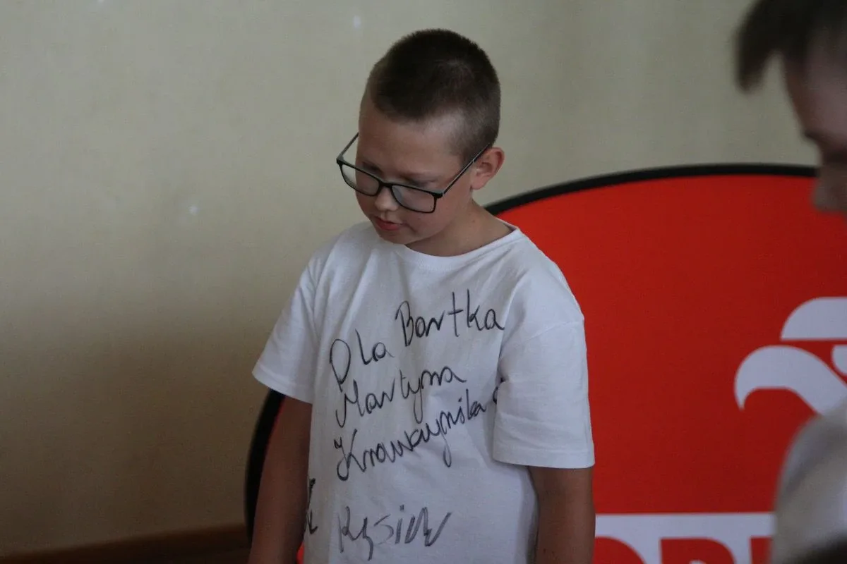 "Bądź aktywny z mistrzem" - Gwiazdy sportu inspirują młodzież w Szkole Podstawowej w Nurze (zdjęcia)