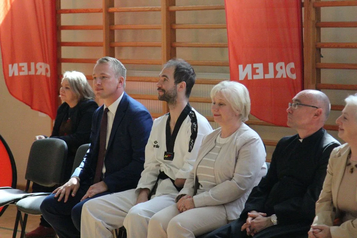 "Bądź aktywny z mistrzem" - Gwiazdy sportu inspirują młodzież w Szkole Podstawowej w Nurze (zdjęcia)