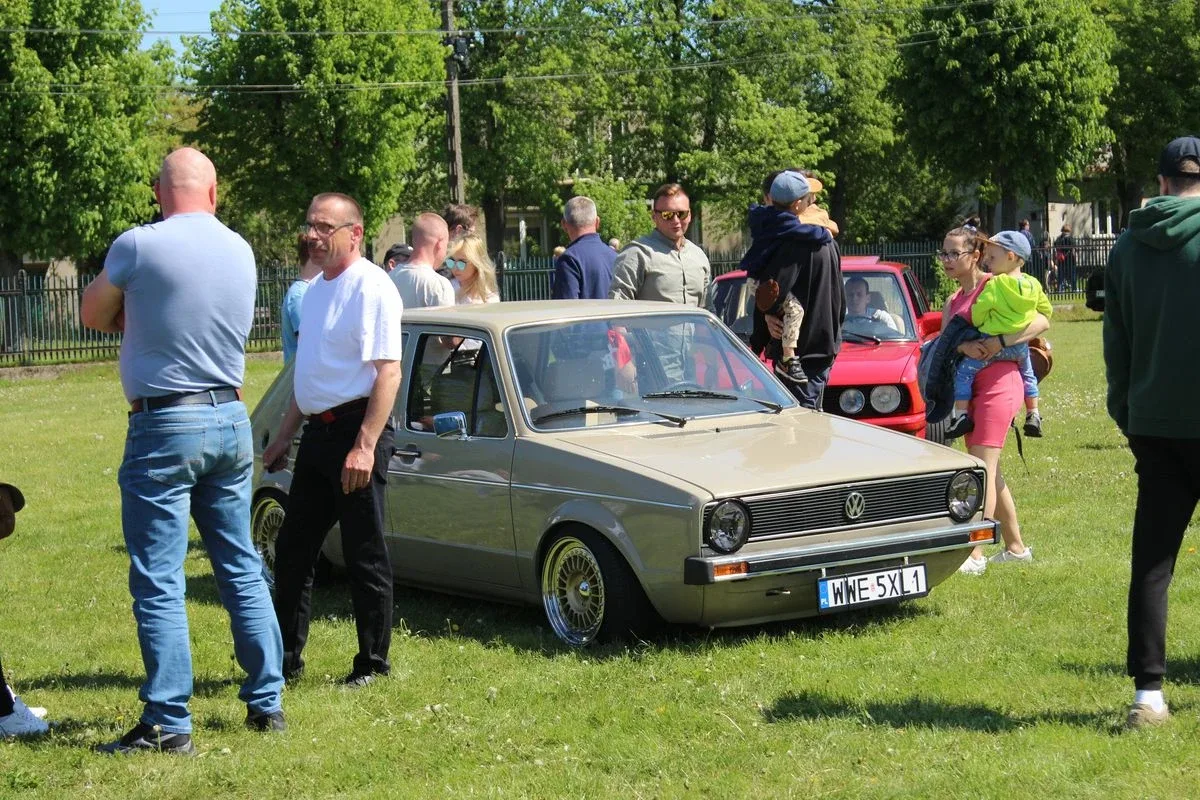 Magia dawnych czasów ożyła! Zlot samochodów klasycznych i zabytkowych w Ostrowi Mazowieckiej (zdjęcia)