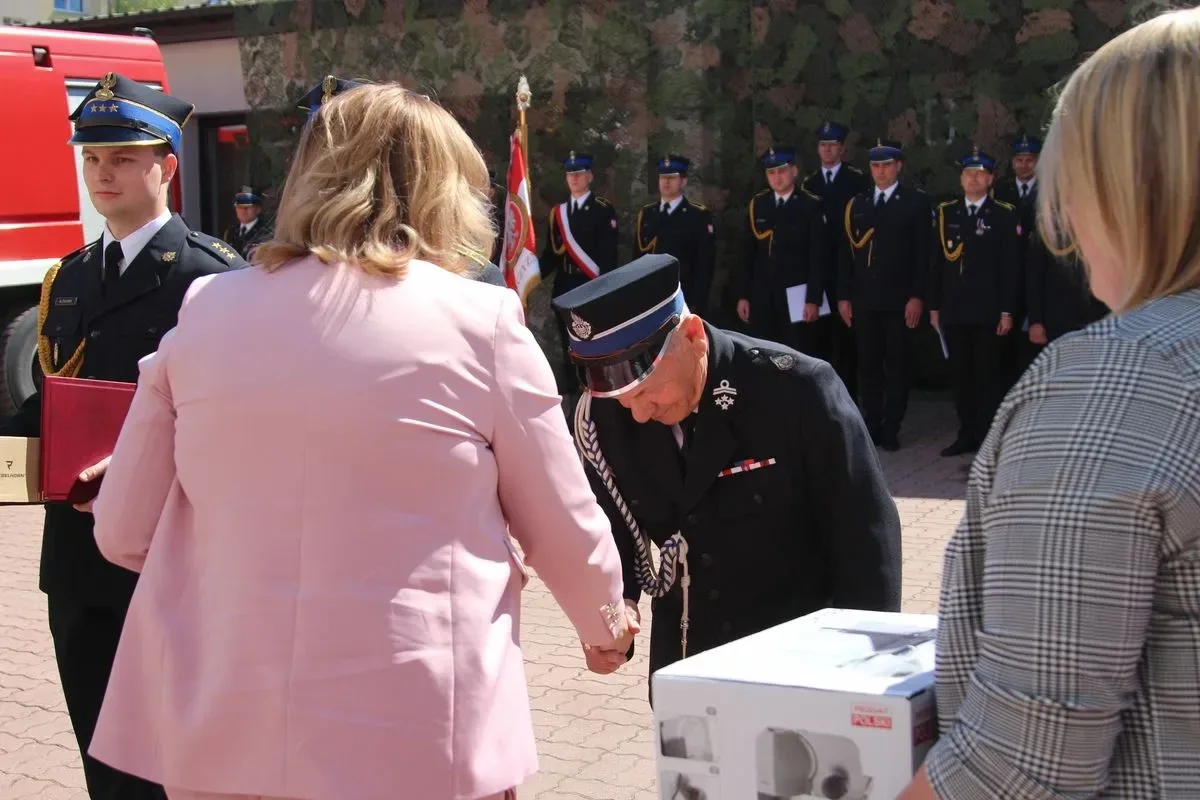 Uroczyste Obchody Dnia Strażaka w Ostrowi Mazowieckiej - honor, odznaczenia i wyróżnienia (zdjęcia)
