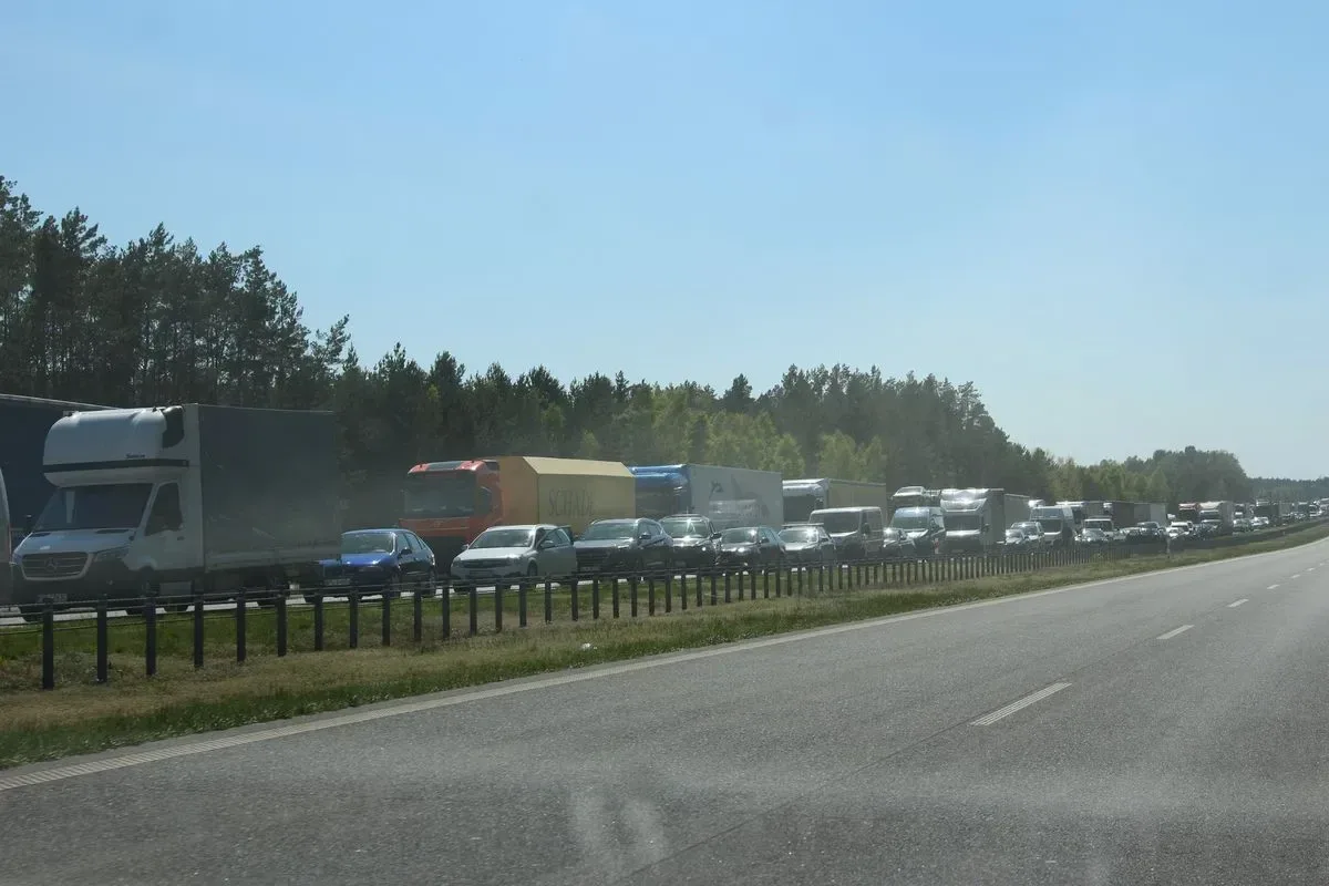 Dramatyczny wypadek na trasie S8! Jeden z kierowców zakleszczony w pojeździe (zdjęcia)