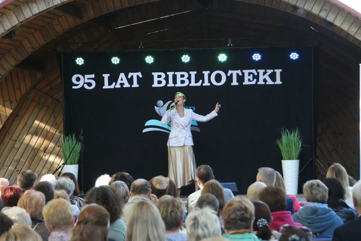 Olga Bończyk zaserwowała niezapomniany koncert z okazji jubileuszu 95-lecia biblioteki! (zdjęcia, wideo)