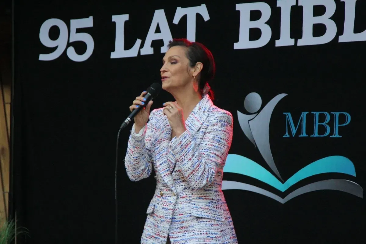 Olga Bończyk zaserwowała niezapomniany koncert z okazji jubileuszu 95-lecia biblioteki! (zdjęcia, wideo)