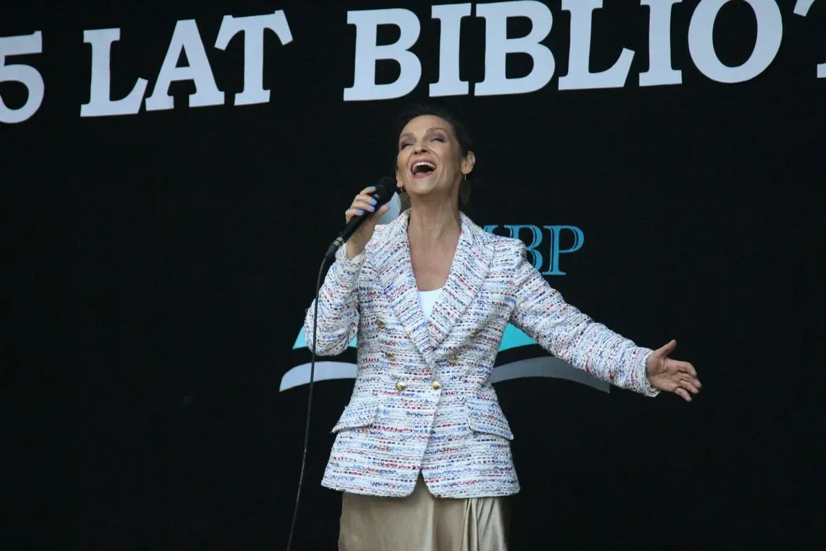 Olga Bończyk zaserwowała niezapomniany koncert z okazji jubileuszu 95-lecia biblioteki! (zdjęcia, wideo)