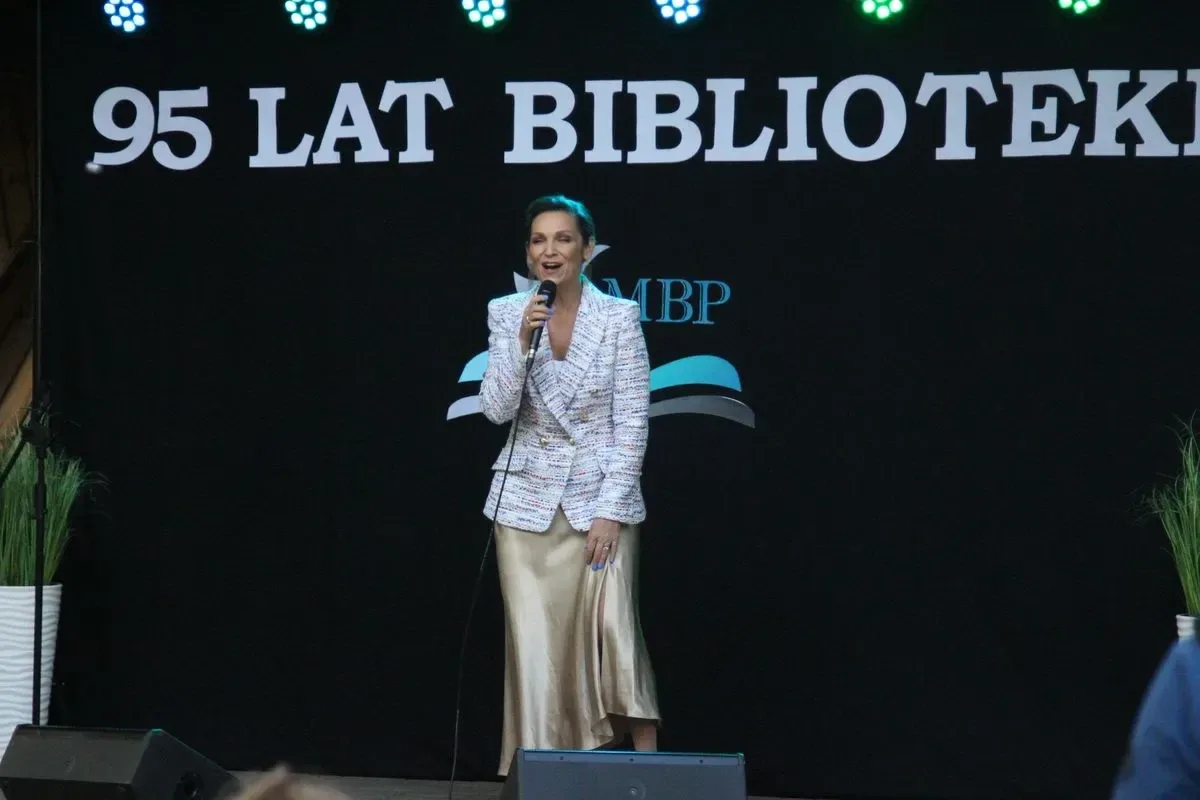 Olga Bończyk zaserwowała niezapomniany koncert z okazji jubileuszu 95-lecia biblioteki! (zdjęcia, wideo)