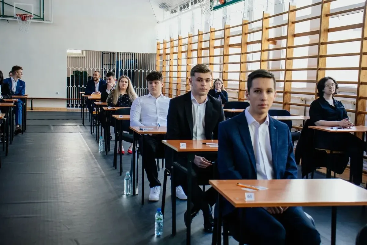 Maturzyści z ostrowskiego "Rubinka" zdają język polski (zdjęcia)