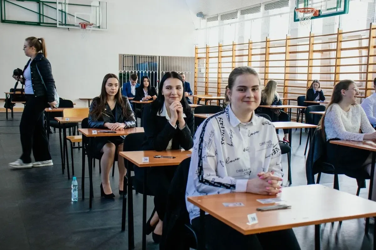 Maturzyści z ostrowskiego "Rubinka" zdają język polski (zdjęcia)