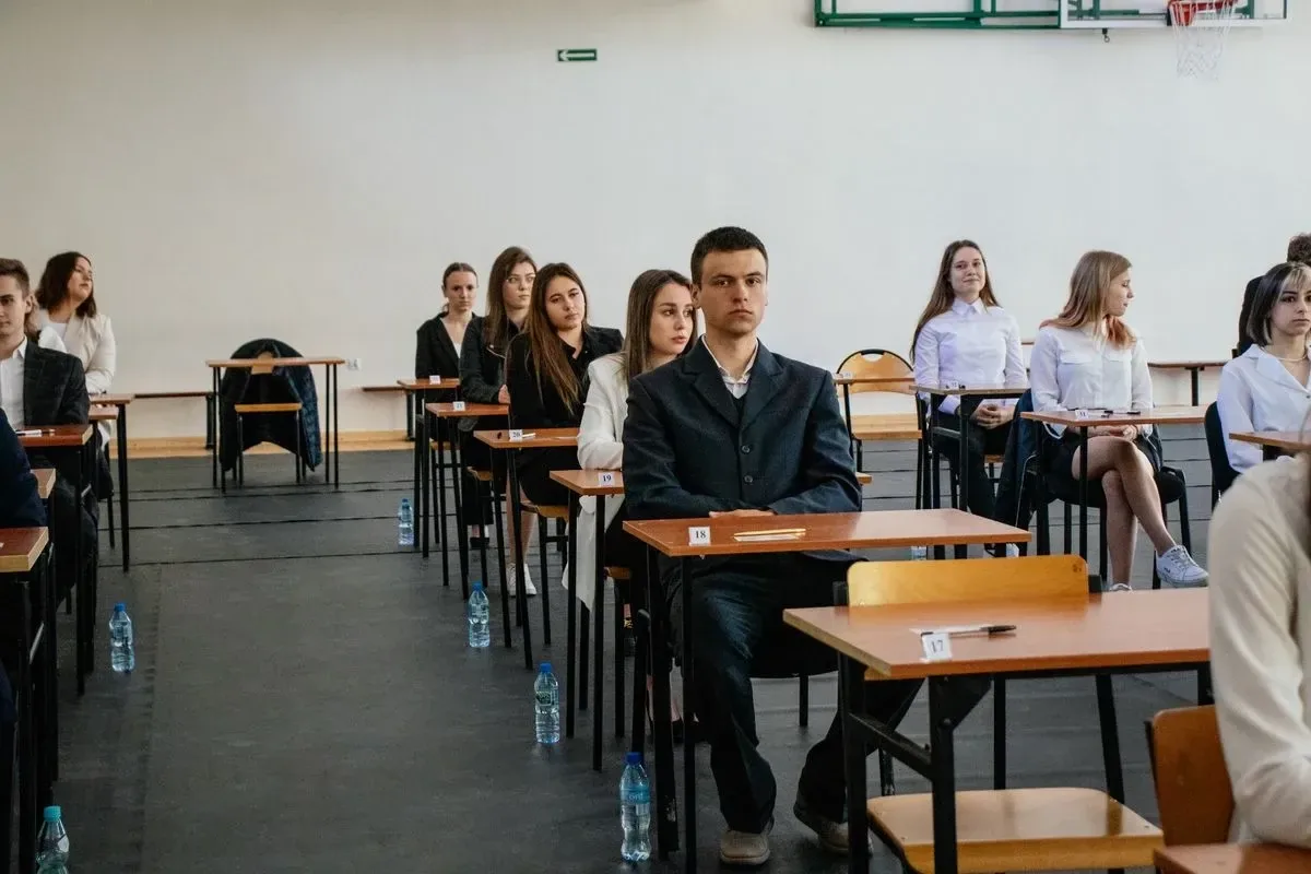 Maturzyści z ostrowskiego "Rubinka" zdają język polski (zdjęcia)