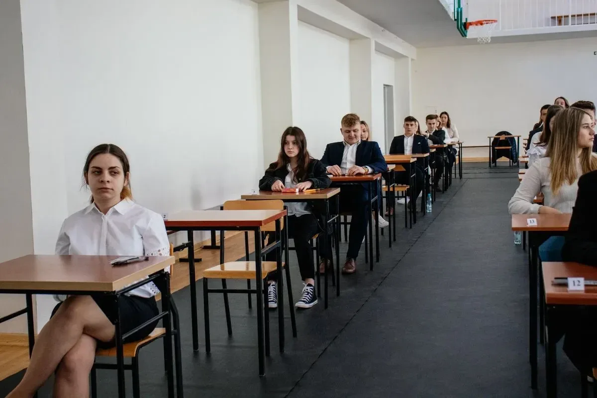 Maturzyści z ostrowskiego "Rubinka" zdają język polski (zdjęcia)