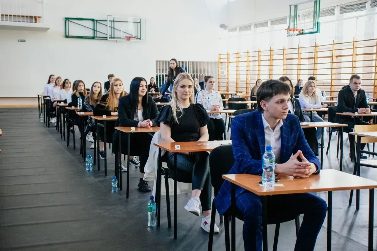 Maturzyści z ostrowskiego "Rubinka" zdają język polski (zdjęcia)