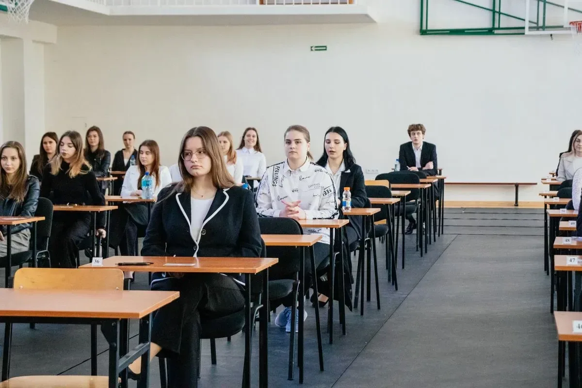 Maturzyści z ostrowskiego "Rubinka" zdają język polski (zdjęcia)