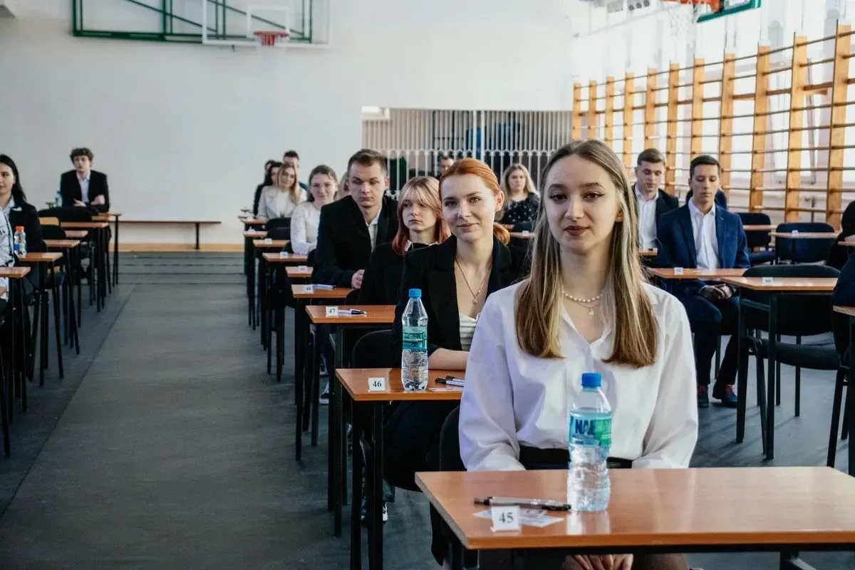 Maturzyści z ostrowskiego "Rubinka" zdają język polski (zdjęcia)
