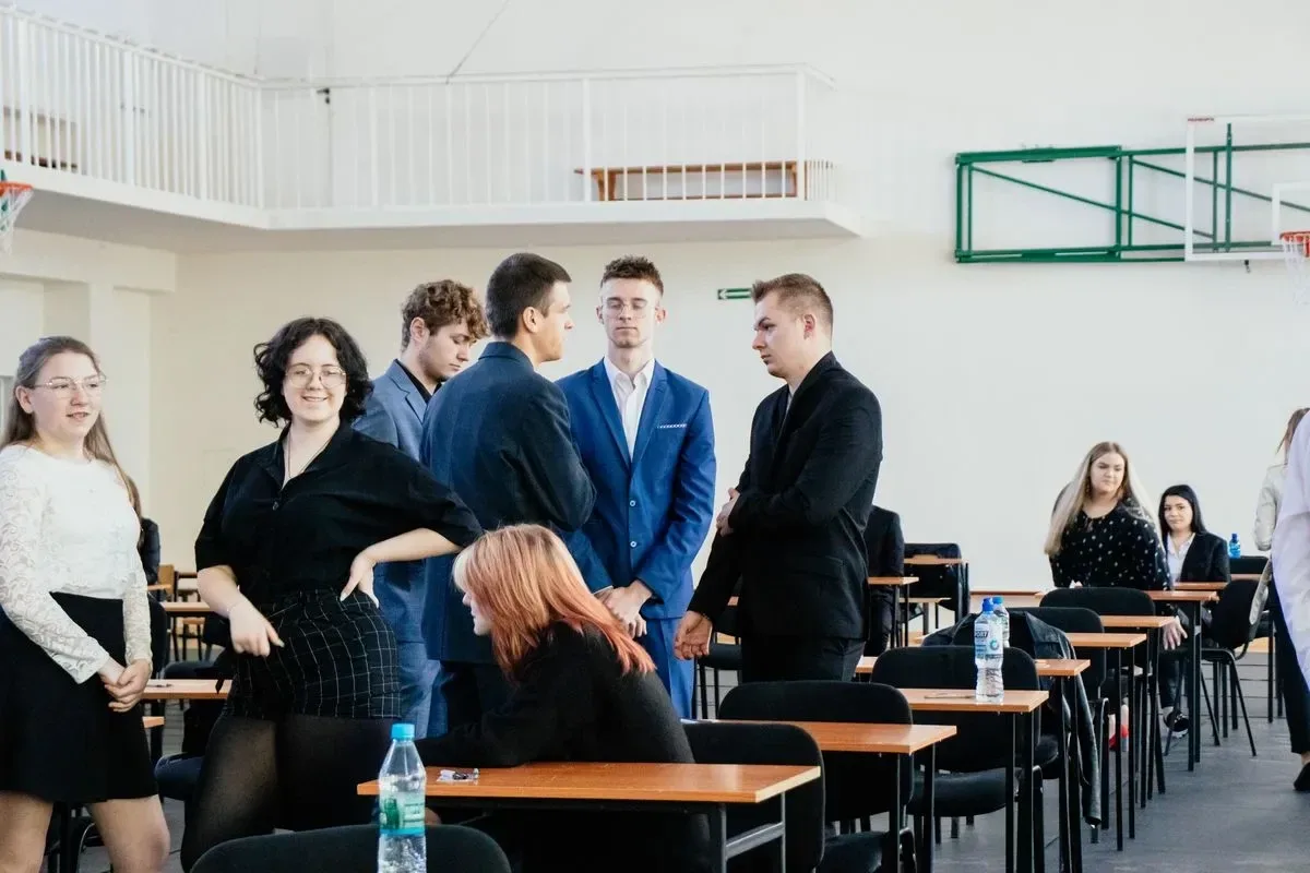 Maturzyści z ostrowskiego "Rubinka" zdają język polski (zdjęcia)
