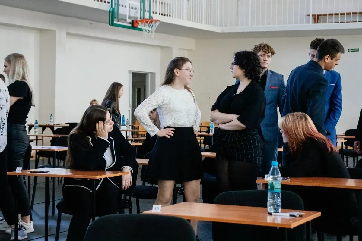 Maturzyści z ostrowskiego "Rubinka" zdają język polski (zdjęcia)