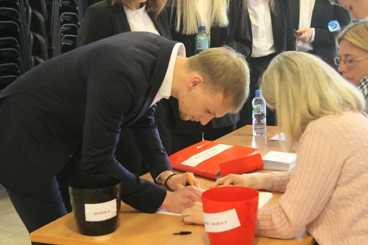 Uczniowie "Kopernika" rozpoczęli maraton maturalny (zdjęcia)