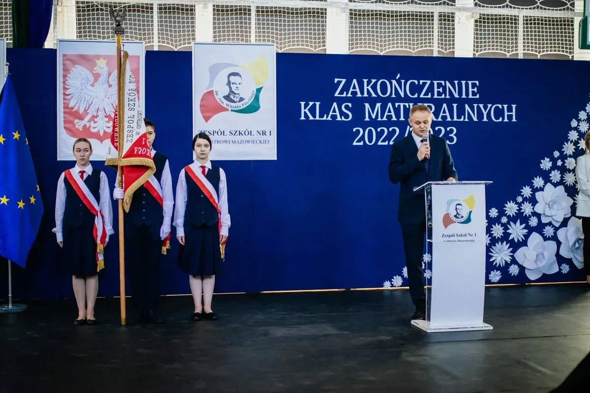 Świadectwa wręczone! Zakończenie roku szkolnego maturzystów z ostrowskiego "Rubinka" (zdjęcia) 