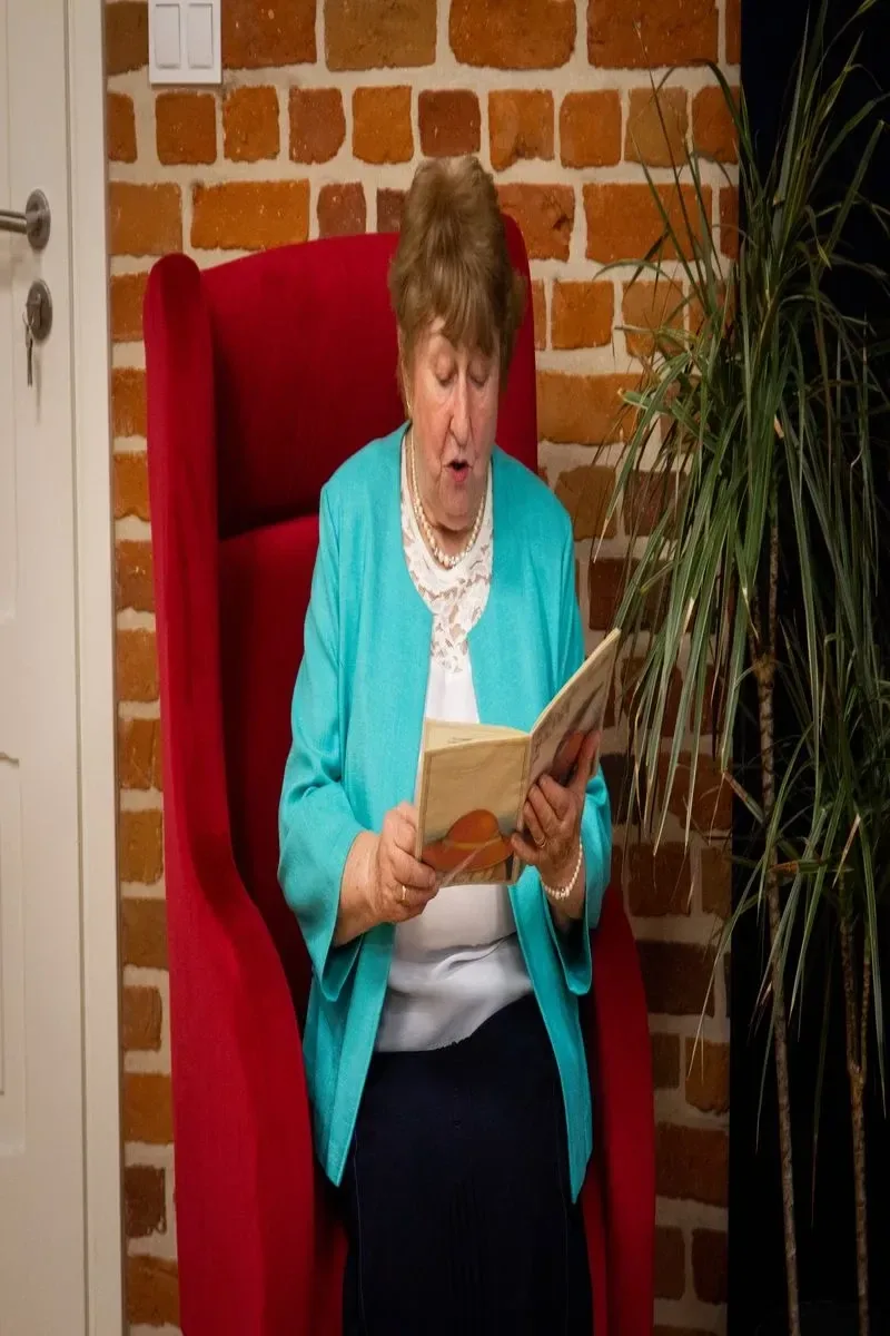 Młodzież i dorośli czytają teksty Aleksandra Fredry (zdjęcia, wideo)(nie publikowac)
