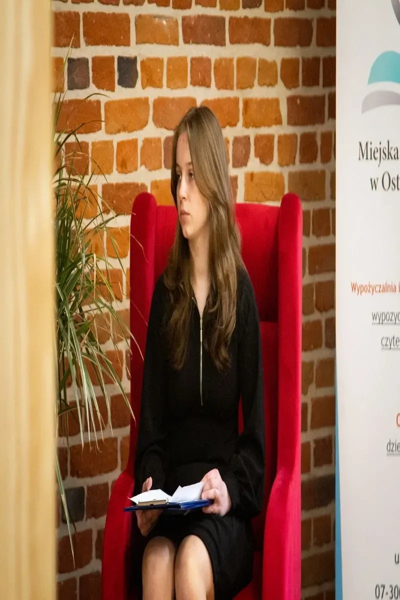 Młodzież i dorośli czytają teksty Aleksandra Fredry (zdjęcia, wideo)(nie publikowac)